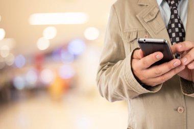 Adam alışveriş istimal hareket eden telefon.