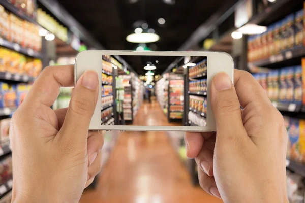 Tirar uma foto com um telefone inteligente . — Fotografia de Stock