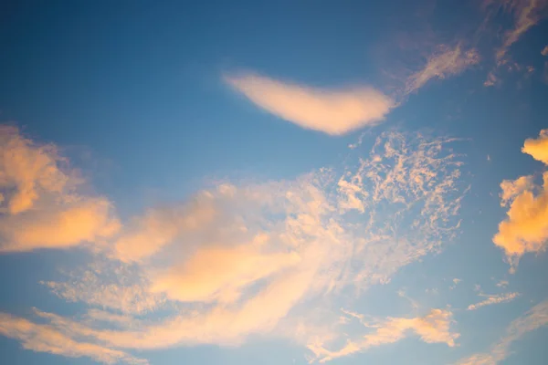 Καθαρό ουρανό με άσπρα σύννεφα στην ημέρα ώρα για το φόντο της εικόνας — Φωτογραφία Αρχείου