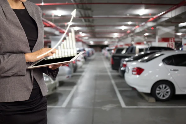 Araba ile yer altı otoparkı işkadını.