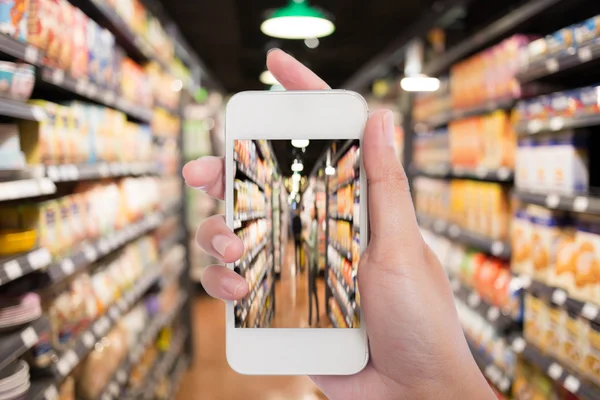 Tirar uma foto com um telefone inteligente . — Fotografia de Stock