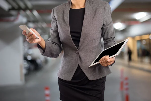 Araba ile yer altı otoparkı işkadını.