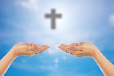 Adamın üzerinde dua eller gökyüzü adam çarmıhta bulanık