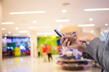 Kadınlar alışveriş istimal hareket eden telefon.