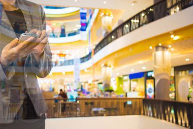 Kadınlar alışveriş istimal hareket eden telefon.