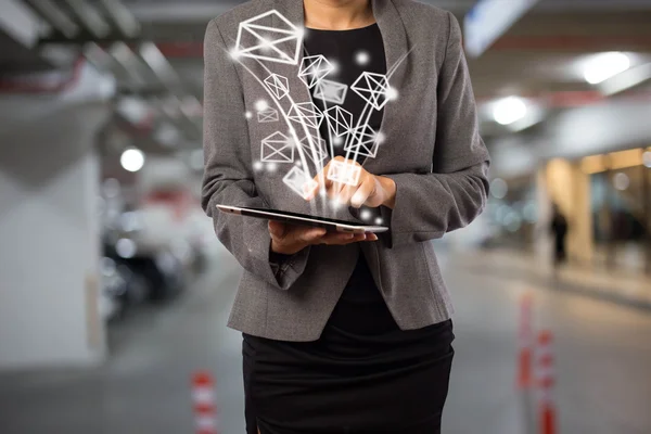 Zakenvrouw e-mail verzenden met behulp van digitale Tablet PC — Stockfoto