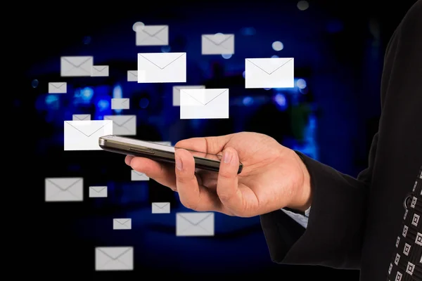 Üzletasszony, elküldés elektronikus levél, digitális tábla használatával — Stock Fotó