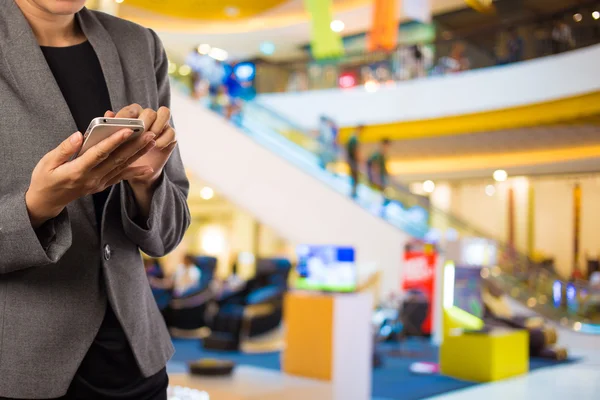 Kadınlar alışveriş istimal hareket eden telefon.