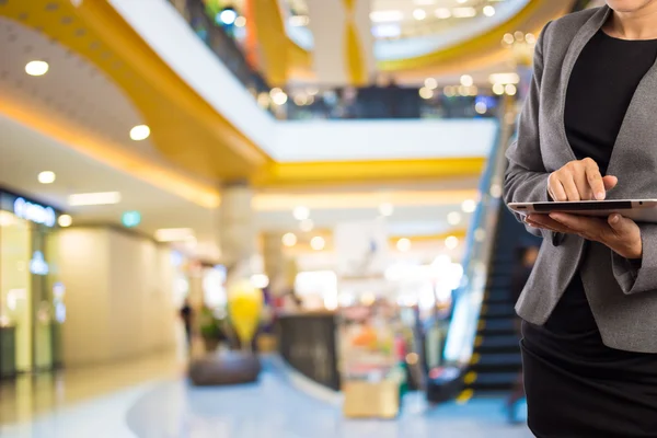 Kvinna med hjälp av Tablet PC i köpcentrum. — Stockfoto