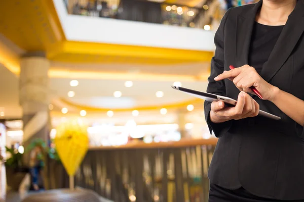 Kvinna med hjälp av Tablet PC i köpcentrum. — Stockfoto