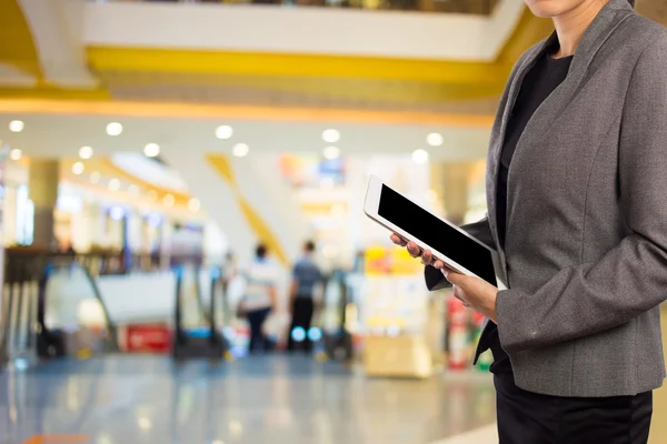 Kvinna med hjälp av Tablet PC i köpcentrum. — Stockfoto