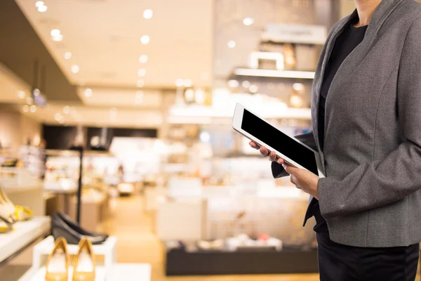 Kvinna med hjälp av Tablet PC i köpcentrum. — Stockfoto