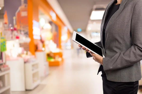 Kvinna med hjälp av Tablet PC i köpcentrum. — Stockfoto