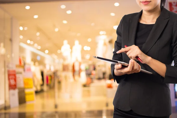 Mulher de negócios usando tablet digital no shopping . — Fotografia de Stock