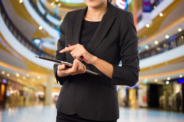 Empresaria usando tableta digital en el centro comercial . —  Fotos de Stock