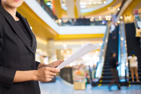 Imagem turva de shopping center e bokeh fundo — Fotografia de Stock