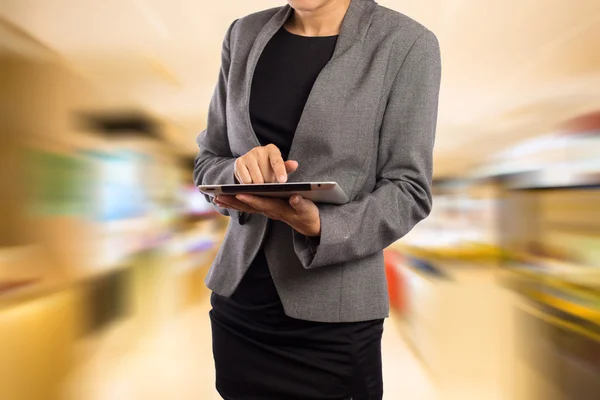 Бізнес-леді, використовуючи цифровий планшет у торговому центрі . — стокове фото