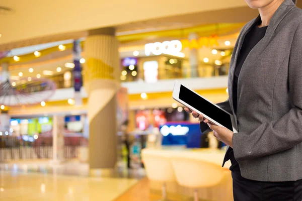 Affärskvinna med digital tablet i köpcentrum. — Stockfoto