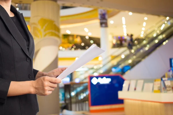 Imagem turva de shopping center e bokeh fundo — Fotografia de Stock