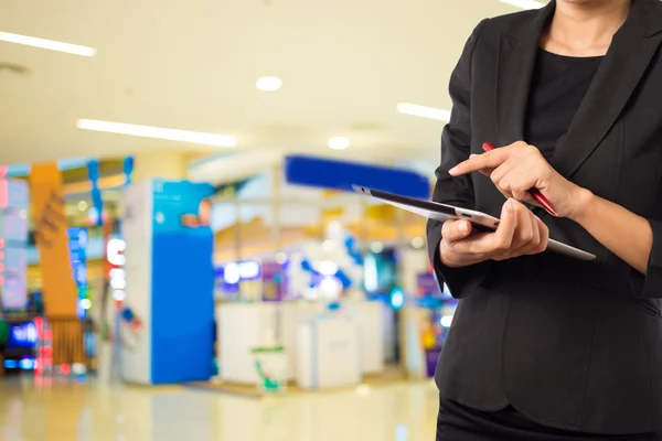 Affärskvinna med digital tablet i köpcentrum. — Stockfoto