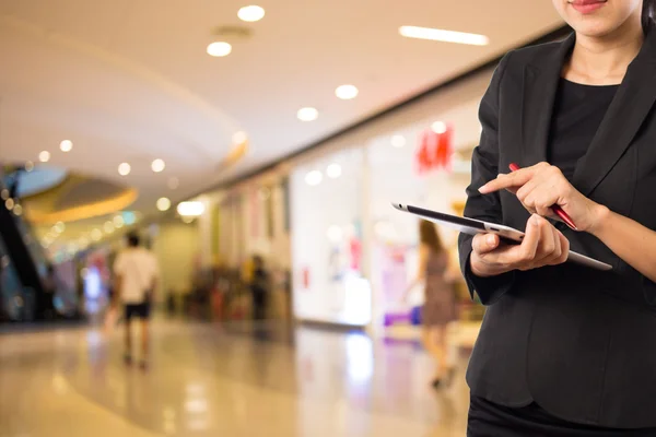 Mulher de negócios usando tablet digital no shopping . — Fotografia de Stock