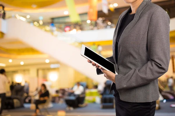 Empresaria usando tableta digital en el centro comercial . —  Fotos de Stock