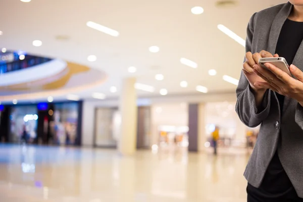 Женщины в торговом центре с помощью мобильного телефона . — стоковое фото