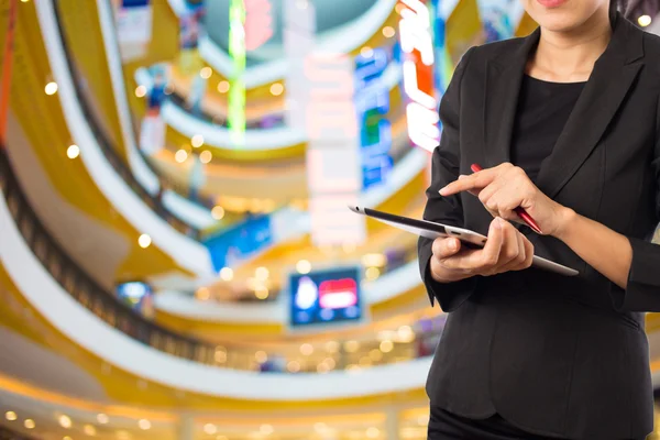 Mulher de negócios usando tablet digital no shopping . — Fotografia de Stock