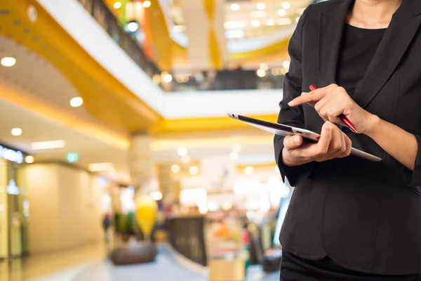 Mulher de negócios usando tablet digital no shopping . — Fotografia de Stock