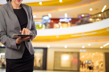 Kadınlar alışveriş mobil Tablet PC'yi kullanma.