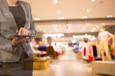 Kadınlar alışveriş mobil Tablet PC'yi kullanma.