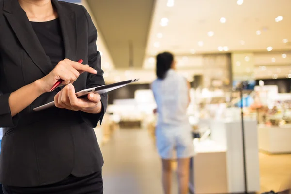 Mulher de negócios usando tablet digital no shopping . — Fotografia de Stock