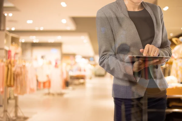 Femme d'affaires utilisant une tablette numérique dans le centre commercial . — Photo