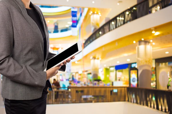 Affärskvinna med digital tablet i köpcentrum. — Stockfoto