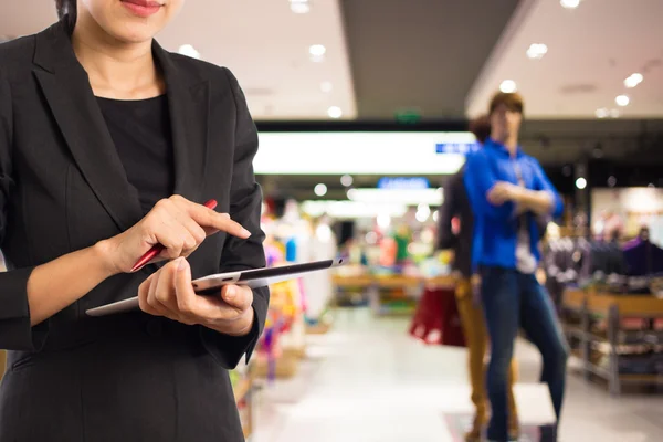 Mulher de negócios usando tablet digital no shopping . — Fotografia de Stock