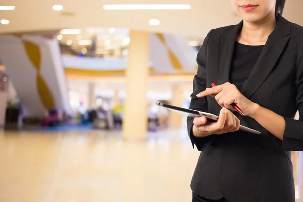 Las mujeres en el centro comercial con Tablet PC móvil . —  Fotos de Stock