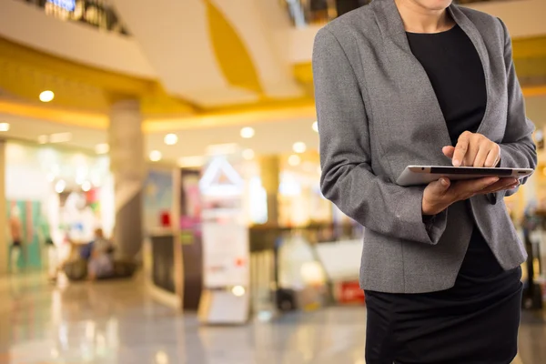 Las mujeres en el centro comercial con Tablet PC móvil . —  Fotos de Stock