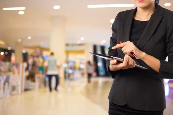 Бізнес-леді, використовуючи цифровий планшет у торговому центрі . — стокове фото