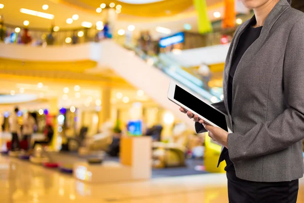 Mulher de negócios usando tablet digital no shopping . — Fotografia de Stock