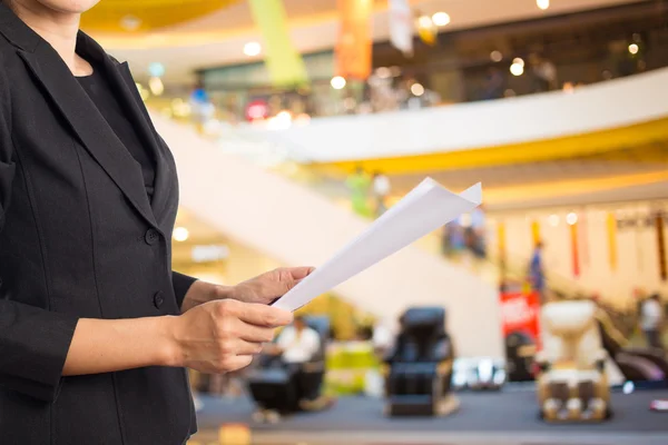 Empresaria leyendo un documento de negocios . —  Fotos de Stock