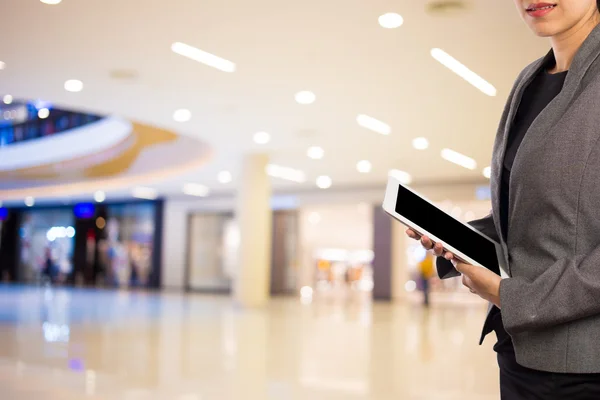 Mulher de negócios usando tablet digital no shopping . — Fotografia de Stock