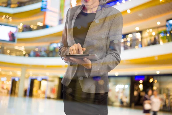 Empresaria usando tableta digital en el centro comercial . —  Fotos de Stock