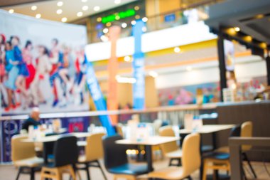 Bokeh imajı olan bir kafenin arka planı bulanık.