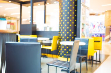 Bokeh imajı olan bir kafenin arka planı bulanık.