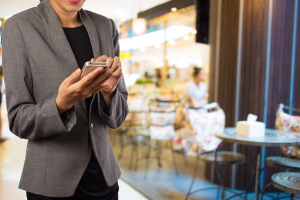Женщины в кафе с помощью мобильного телефона — стоковое фото