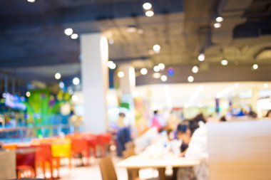 Bokeh imajı olan bir kafenin arka planı bulanık.