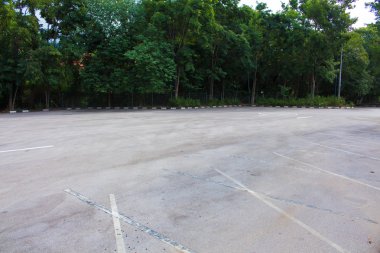 Beyaz lekeli bir otopark.