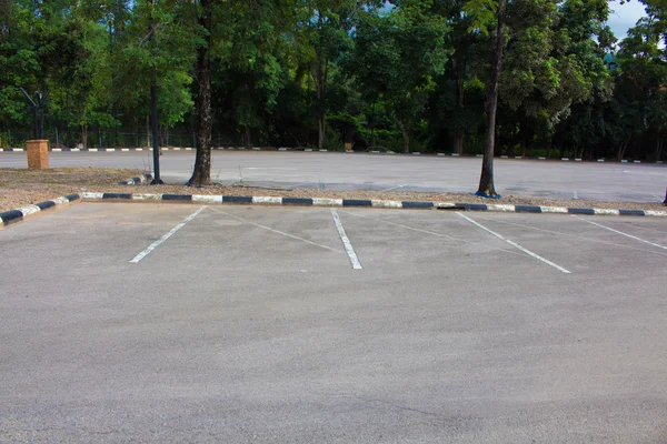 Estacionamento de carro com marca branca — Fotografia de Stock