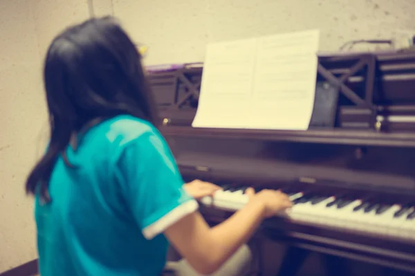 Blurred image ; Girl's hands on the keyboard of the piano : Vint — Stock Photo, Image