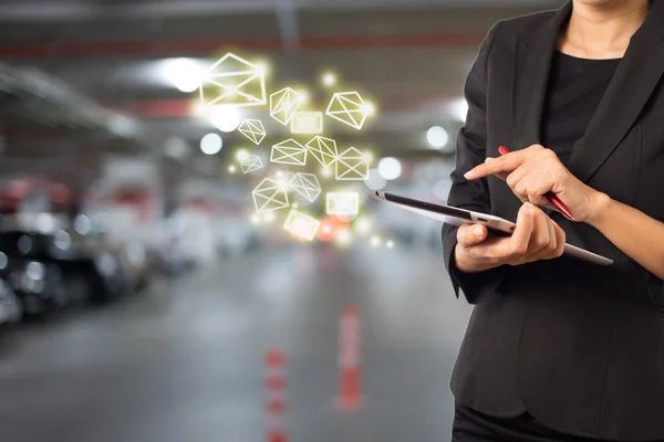 Araba ile yer altı otoparkı işkadını.